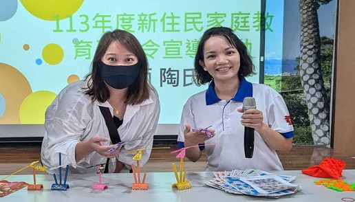 Tao Shi Gui (right), a new resident from Vietnam settled in Hualien, was invited to Yilan to share the inspiration behind founding the Vietnam Story House. (Photo/Source: Yilan County Immigration Service Station)